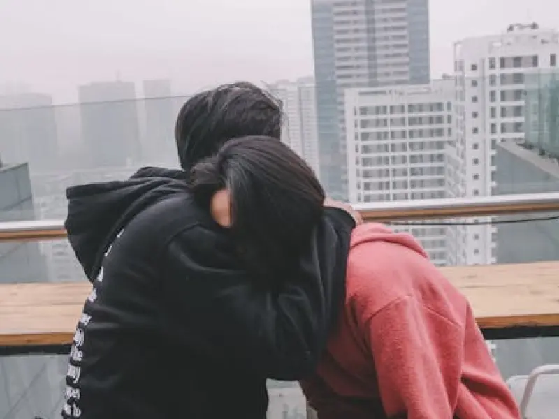 男人不爱你，还和你在一起，会有这四个表现