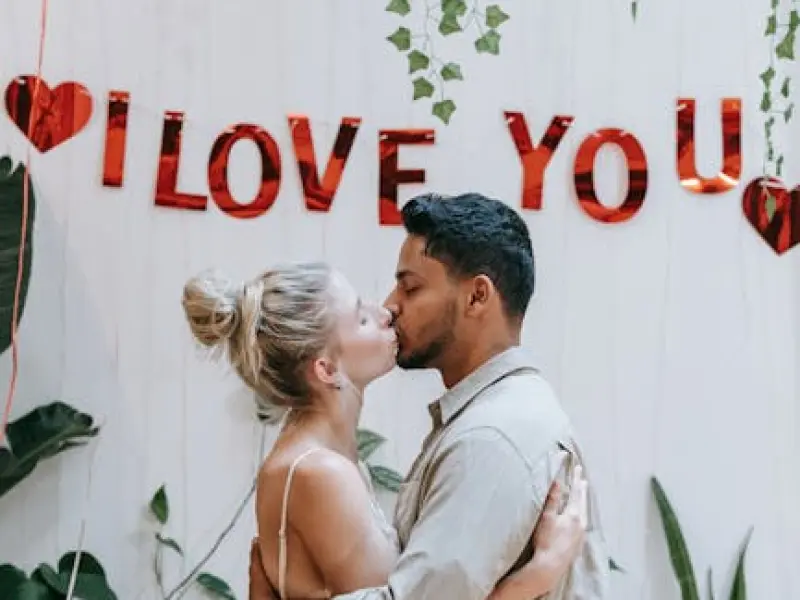 一个男人不是真心爱你，才会“亲热”之后，有3个表现