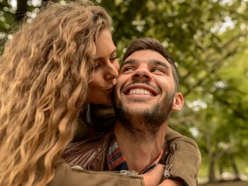 男人有这四个表现，已经爱你入骨了，女人珍惜吧！