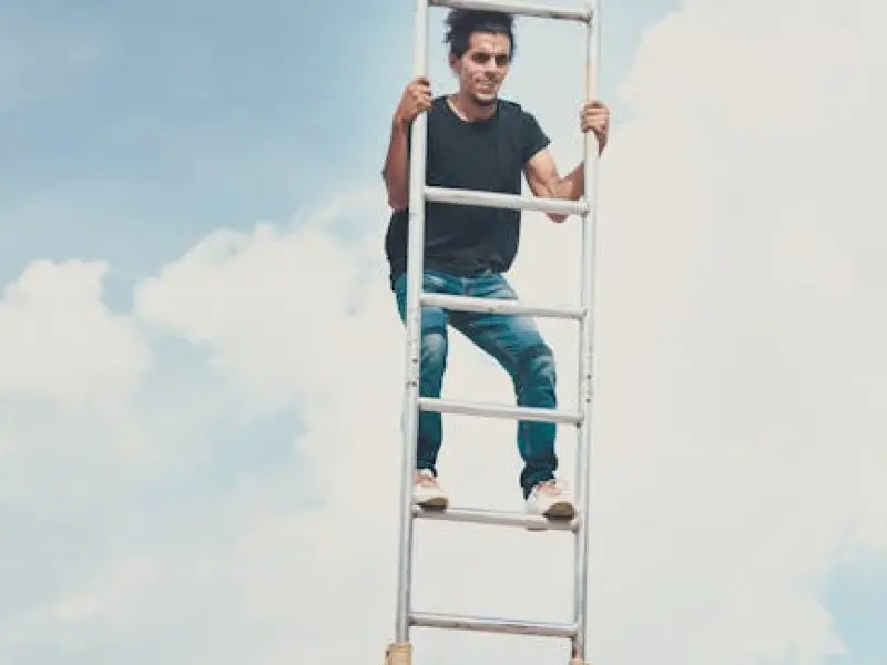 男人心里喜欢你又不敢表白，往往会有这样表现