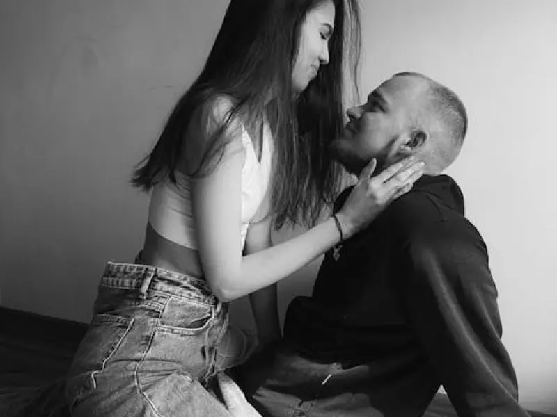 男人很想念你，就会“情不自禁”有这些表现，别不信