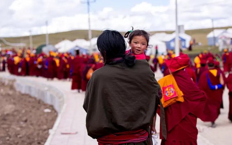 男人偷偷喜欢你，会有这四个表现，藏也藏不住
