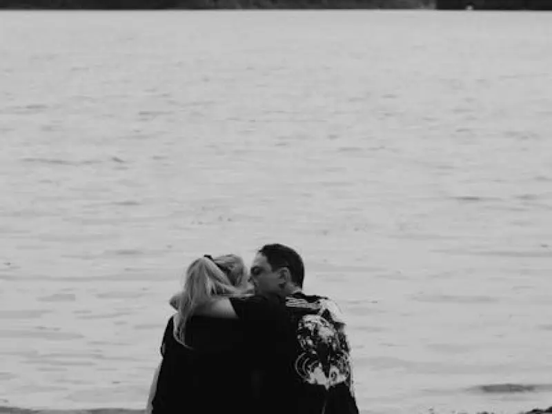 男人还爱着另一个人，会有三种“不爱你”的表现，根本掩饰不住