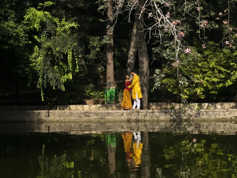 女人对你有这5个“小动作”，说明早已爱你入骨了！