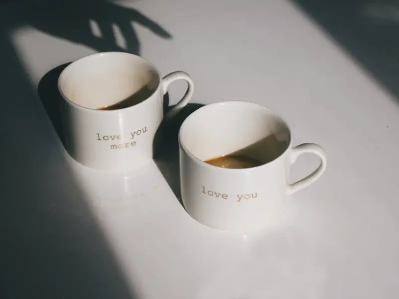 女人对男人做这几个“小动作”，他会越来越爱你