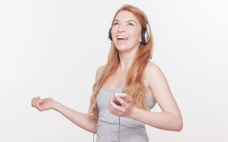 女人在床上频繁有这几个动作，八成是给男人戴“帽子”了