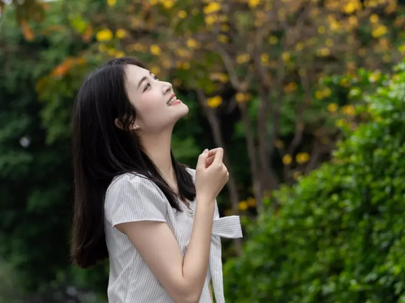 女人对你有感觉，会有这几个“小动作