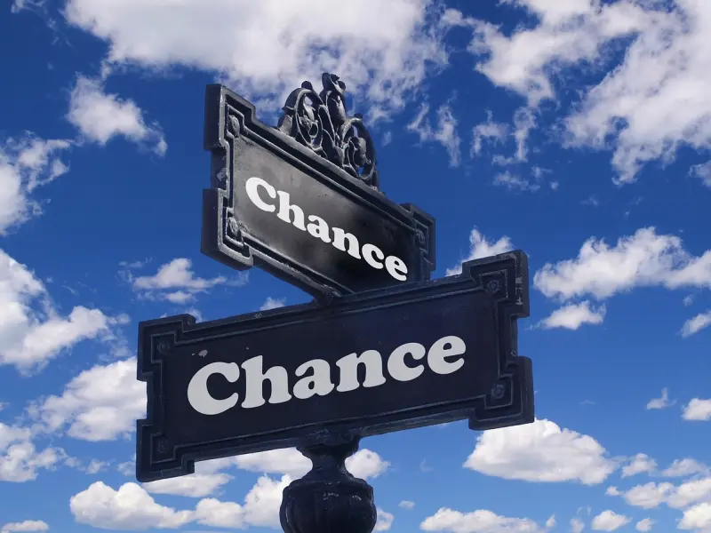 一个女人对你“有意思”，她就会用这三种方式“暗示”你