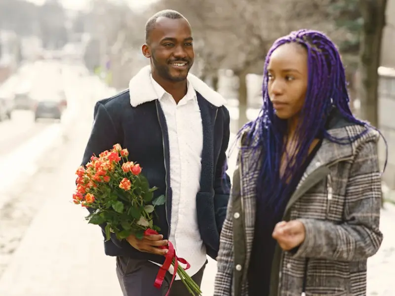 女人对你动了真情，想让你主动追她，会给这3个“暗示”！