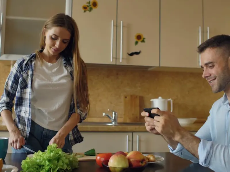 女人对你动了真情，不会直说：却会给你这5个暗示