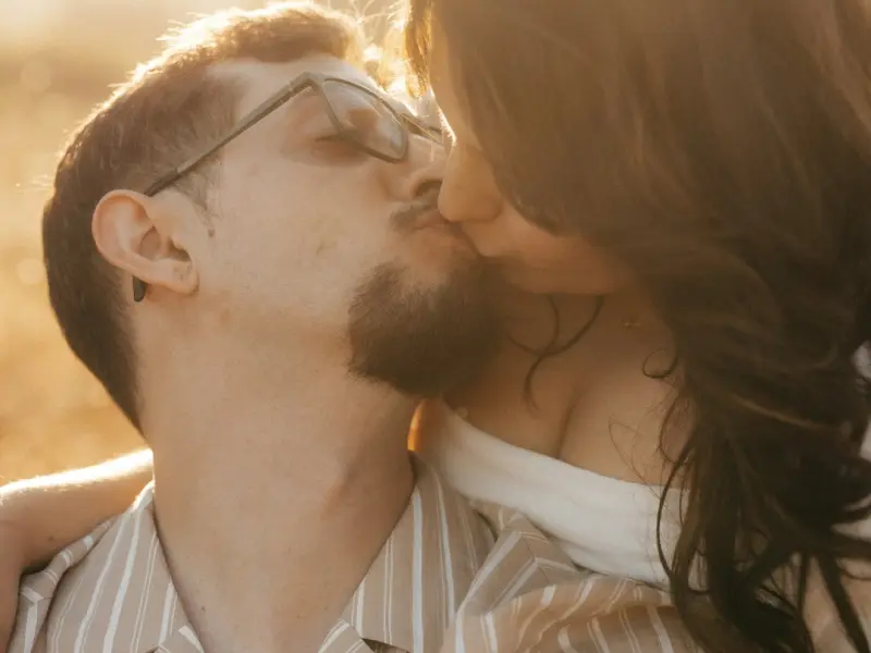 女人对你动了真情，多半会为你做这些事，爱你胜过爱自己