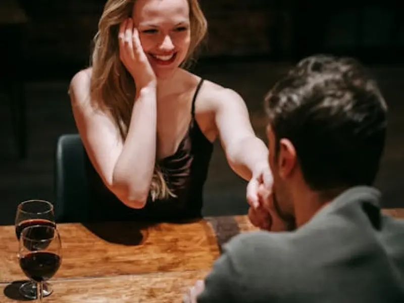 女人愿意让你“撩”，会给这些暗示，男人别不解风情