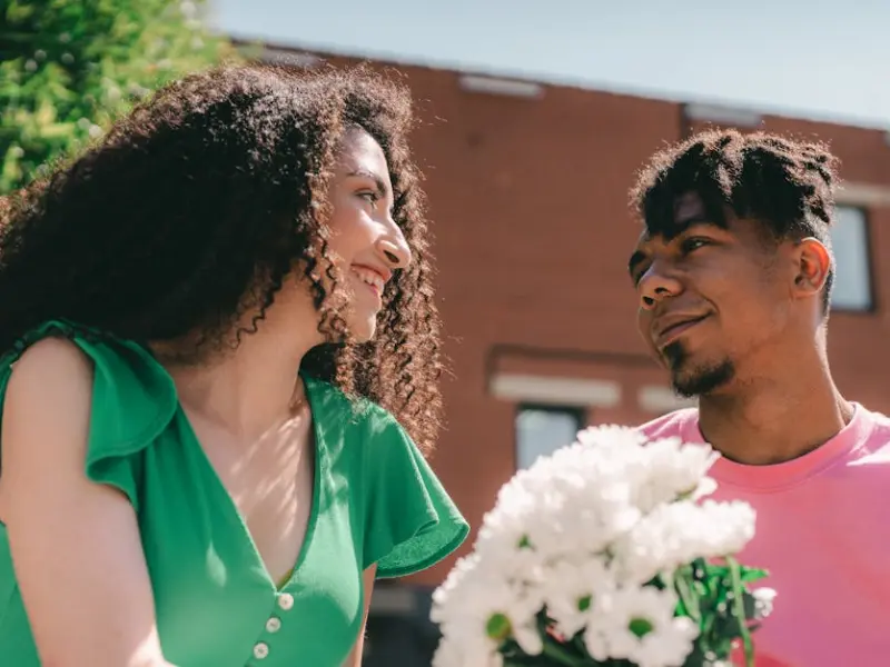 女人如果喜欢你想撩你，会送你这几样东西，男人要解风情