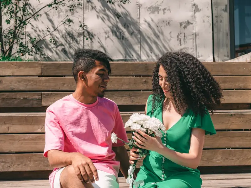 如果一个女人喜欢你，一定会给你这五个暗示