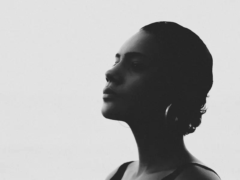 女人真正放不下一个男人，都会有这5个表现，装不出来！