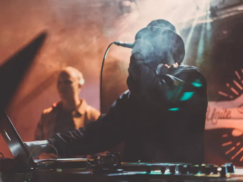 女人偷偷地对你动了真情，会有3种表现，男人可别装傻！