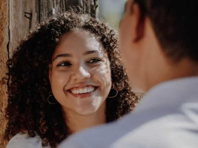 女人想要被你“撩”，会给你“这些暗示”，男人别不懂得珍惜