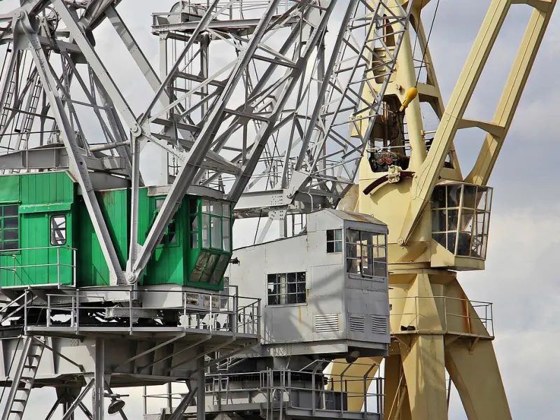 女人想和你在一起，不会直接说，一般都会这样来暗示你主动