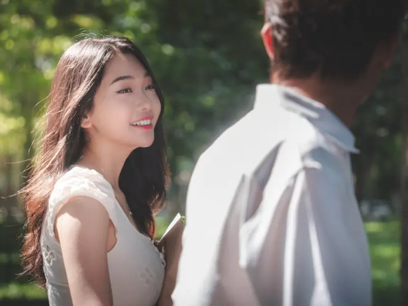 女人想要撩你，她会这三方面表现的很主动，你别不懂