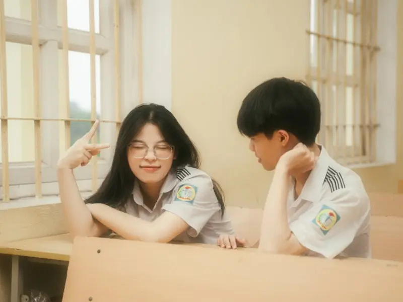 想要认识女同学，我该如何坐到她旁边去?