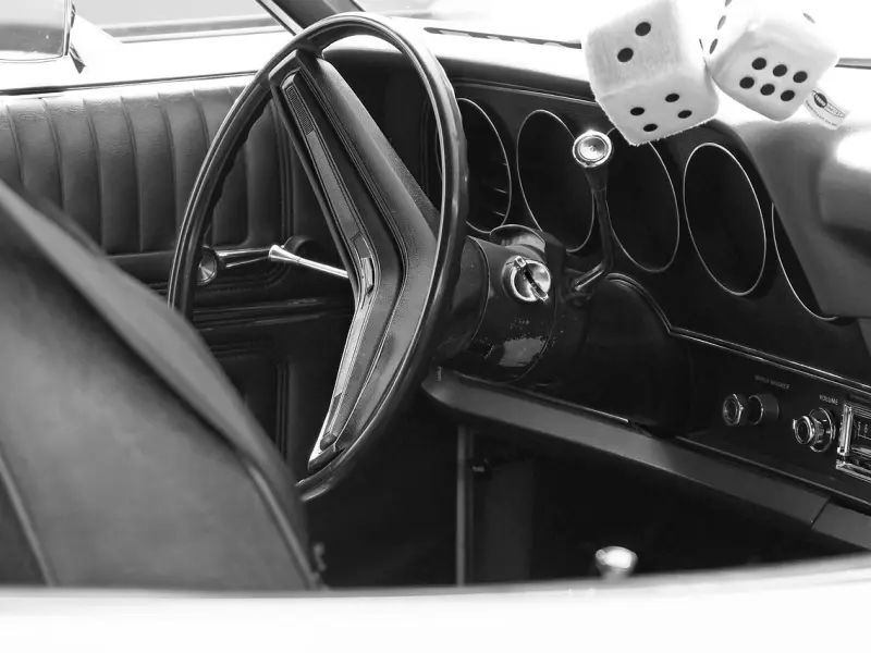 伴侣和别人暧昧，我们该怎么办？