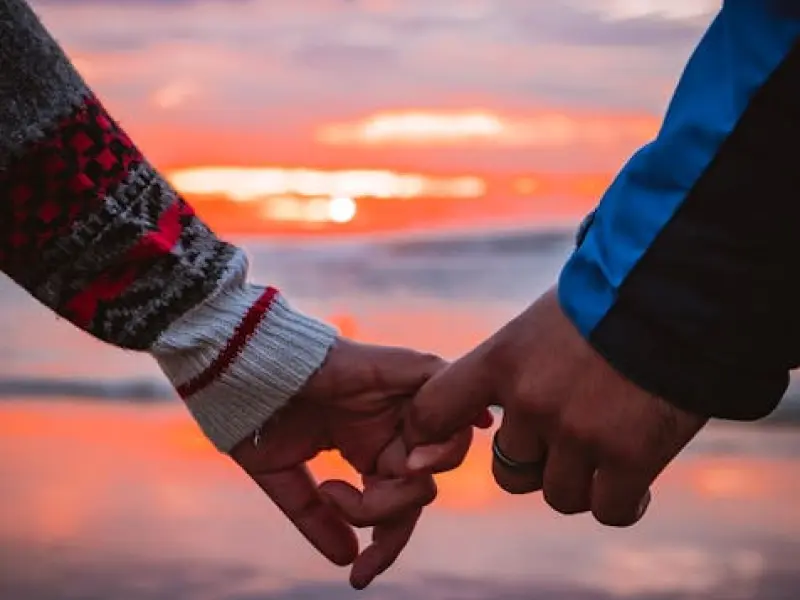 你爱上一个人但你们又无法结婚，你会选择继续吗？还是做朋友吗？