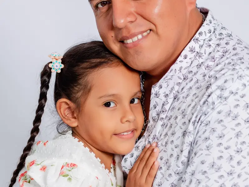 发现女朋友和别的男人暧昧聊天，正确做法不是抢她手机