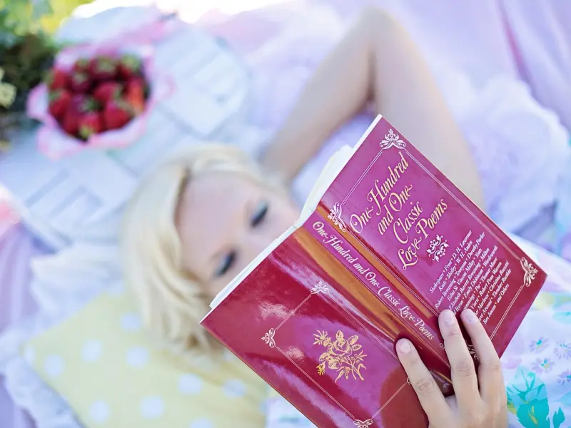 读书多了，会有三种独特于别人的东西！腹有诗书气自华！那种气质是怎么都模仿不来的！