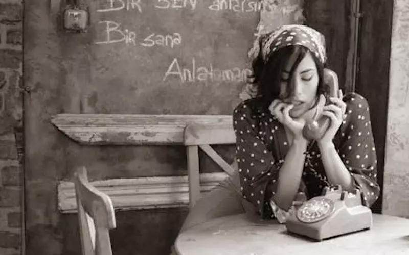 分手后不再联系，是不爱了还是放不下?