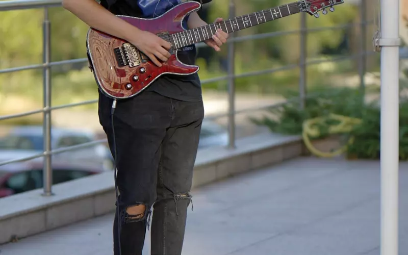 随意“碰”男生这几个部位，他只宠溺的笑笑，说明也是对你有意思