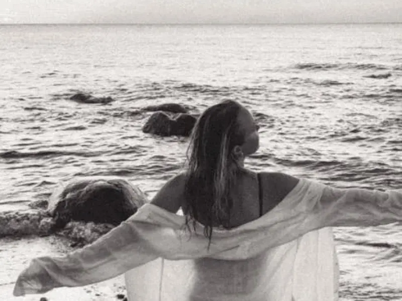 想让男人放不下你，不妨对他“小气”一点