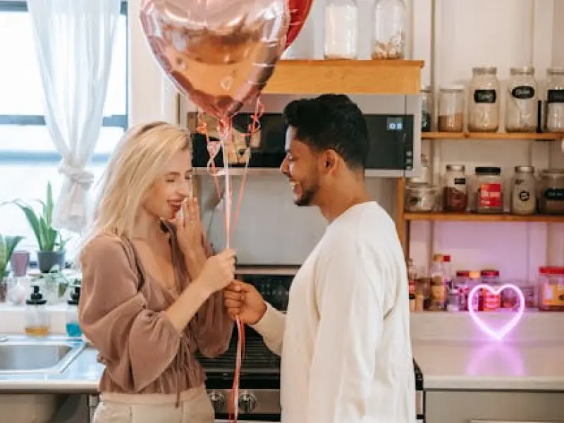 感情中，给不了你这些“东西”的男人，因为心里还有别的女人