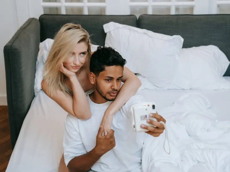 感情里，男人在朋友圈发这些动态，说明爱惨了你