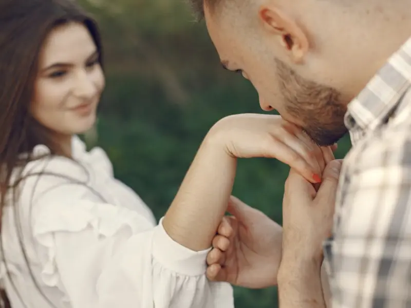 感情中，只有真正爱你宠你的男人，才会有这些表现