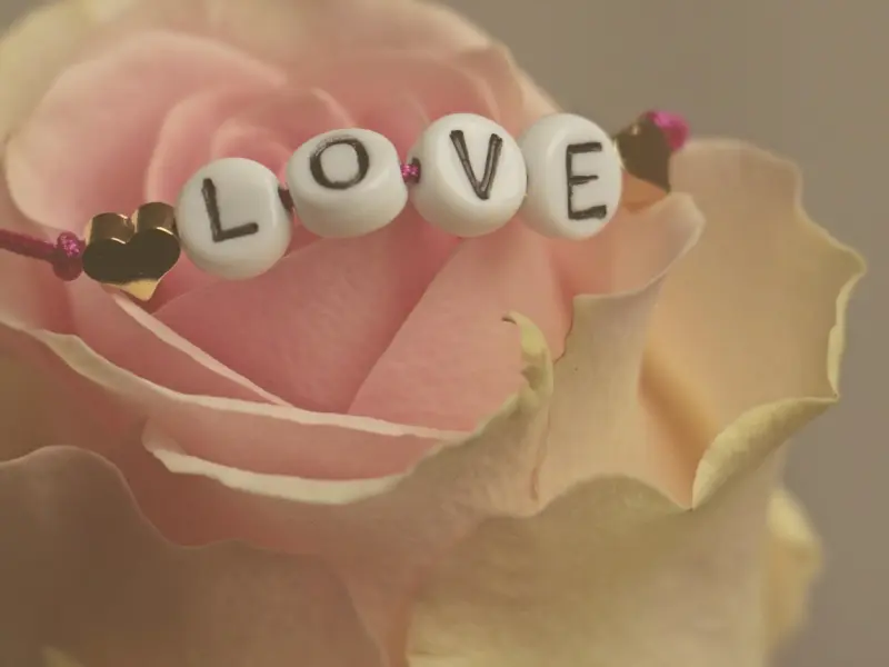 感情中，男人这五种“似有若无”的爱，说明他只是在利用你