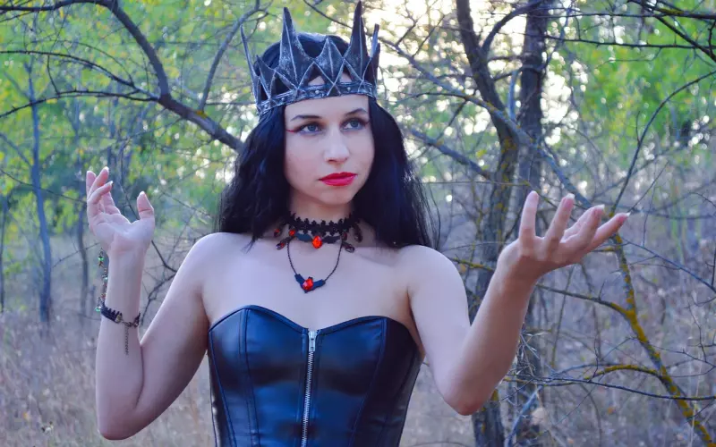 异性交往，男人深深的被你“迷住”了，会有这4种行为！