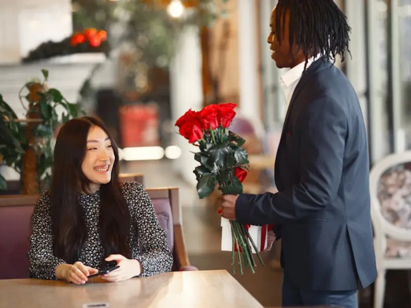 异性交往中，女人对你有这几种“暗示”，证明她已经爱上你了