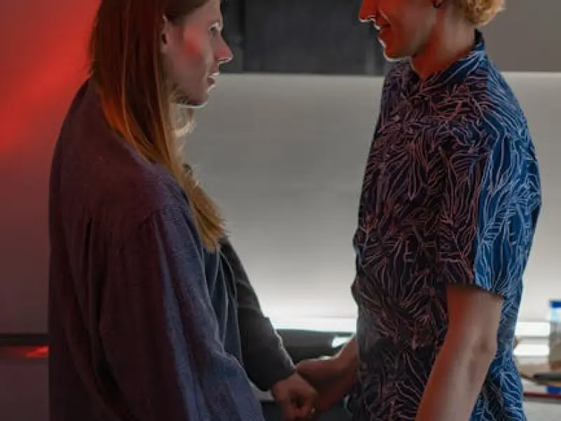 异性交往中，女人经常有几个“不正经”的行为，男人越来越爱你