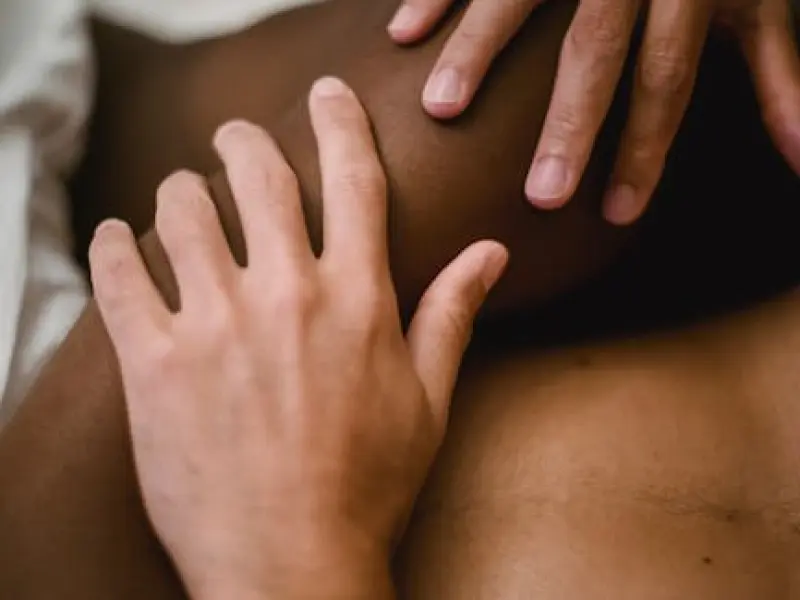 异性交往，一个男人愿意让你碰这三个隐私，说明他是真心爱你的