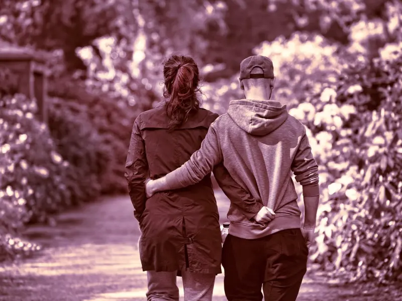 异性交往中，两个人多聊这些话题，感情会越来越深