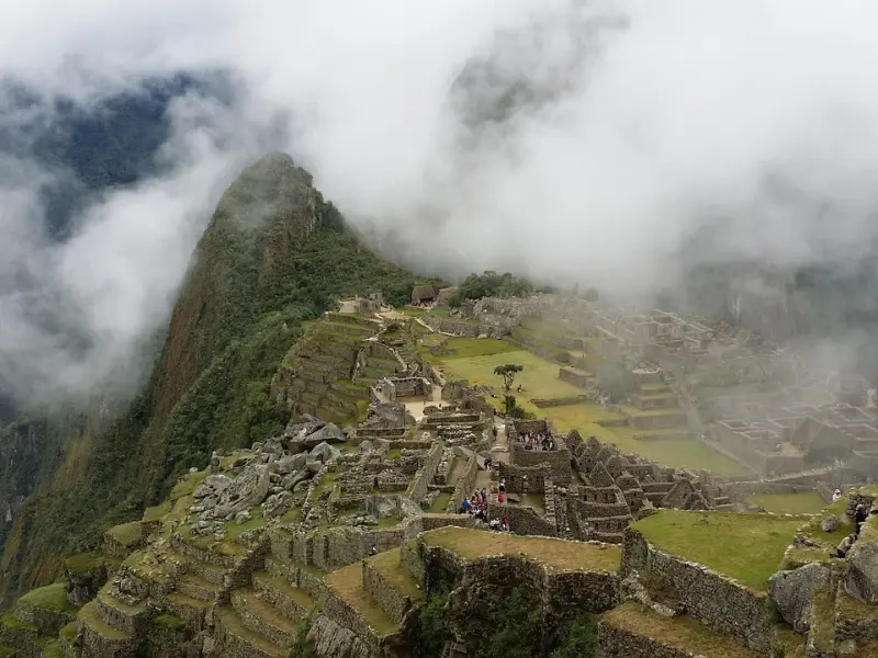 异性交往，女人偷偷爱上你了，这些痕迹十有八九是藏不住的！