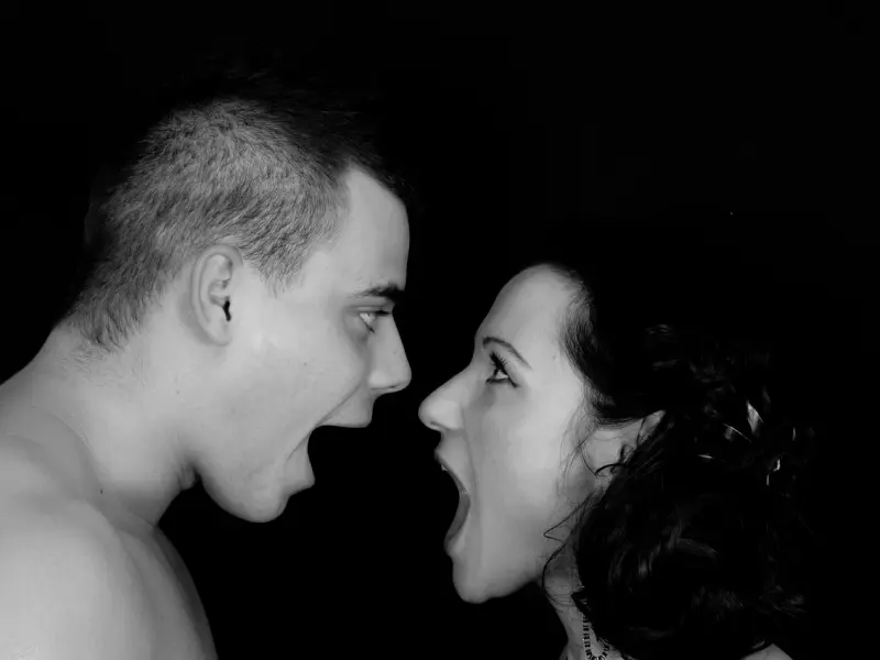 异性交往，男人和女人有没有发生关系，看这3个小动作能够知道