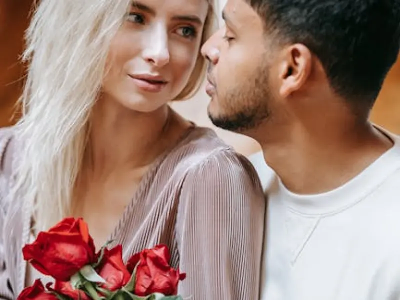 异性交往，女人对你有意思了，无非会做这几件事！