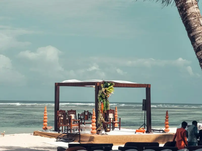 在爱情中，当对方不够成熟时，我们该放弃这段关系吗？