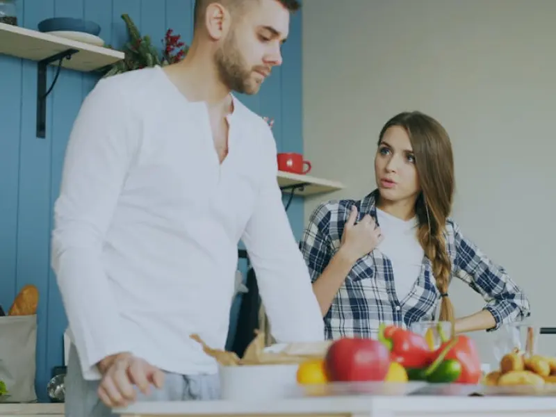 婚姻中，当你的老婆不再管你这几件事时，你也就快要失去了她！