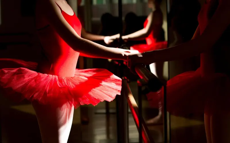 为了让妻子笑起来，他竟穿了12年的粉色蓬蓬裙…