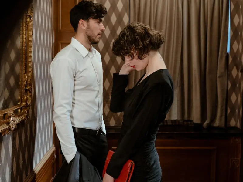 感情里，男人跟别的女人有暧昧，就会不自觉有这些表现