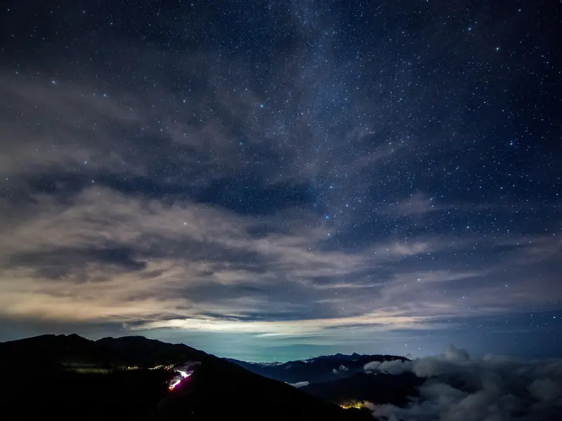 在挽回情感的过程中,切勿太过于着迷星座,星座算命之类听听就好了.
