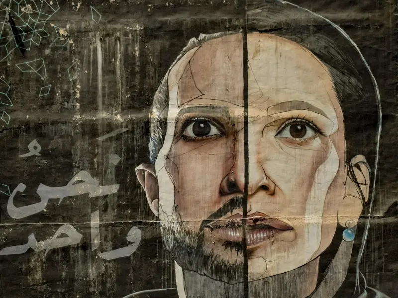 男女交往中，男人做出的这3个小动作，会让女人没有抵抗力