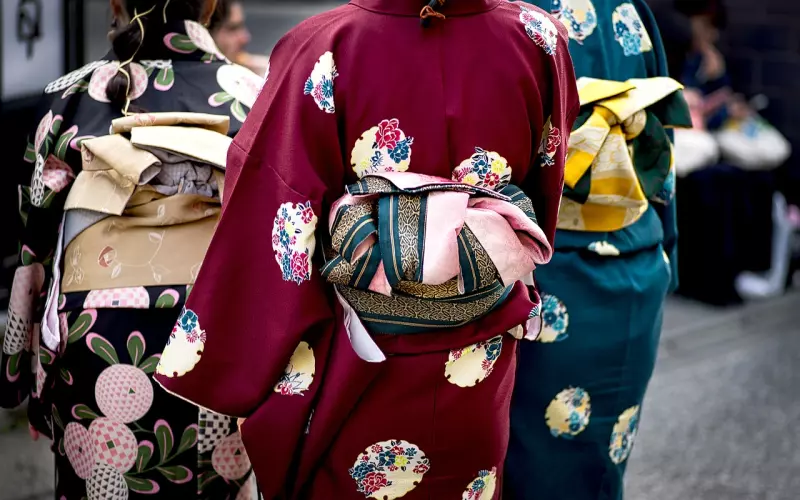 如今社会上有些男女之间太开放，传统保守的女性是否需要改变自己？